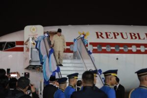 Presiden Prabowo turun dari pesawat