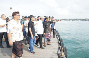 Koster dan Menteri LH Hanif Faisol tinjau Dermaga Pulau Serangan
