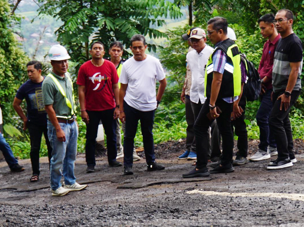 wakil bupati buleleng tinjau jalan rusak