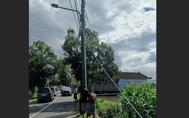 wakil bupati klungkung meninjau kabel semrawut