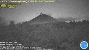 gunung semeru erupsi