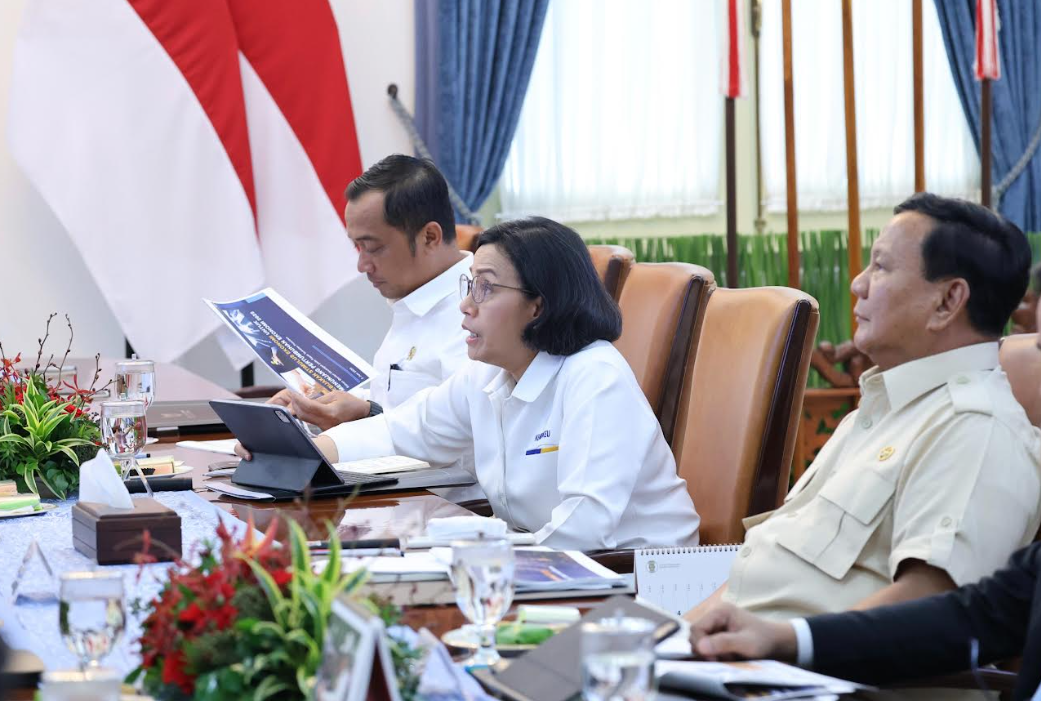 Menteri Sri Mulyani mendampingi Presiden Prabowo umumkan Bantuan Subsidi Upah di Istana Negara