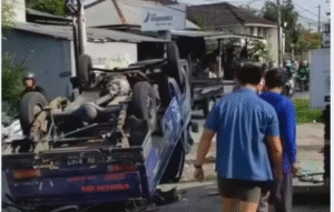 mobil terbalik