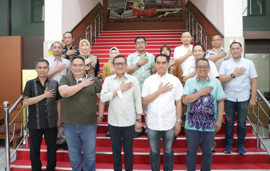 Menteri Perlindungan Pekerja Migran Indonesia (P2MI), Abdul Karding, mengunjungi Rumah Sakit Bhayangkara Tk I Pusdokkes Polri untuk menjenguk Sri Wahyuni