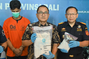 Kepala Badan Narkotika Nasional (BNN) Provinsi Bali Brigjen Pol Rudy Ahmad Sudrajat (tengah) bersama Kepala Kantor Wilayah DJBC Bali, NTB, dan NTT R. Fadjar Donny Tjahjadi (kanan) menunjukkan barang bukti dan tersangka kasus narkotika yang merupakan warga