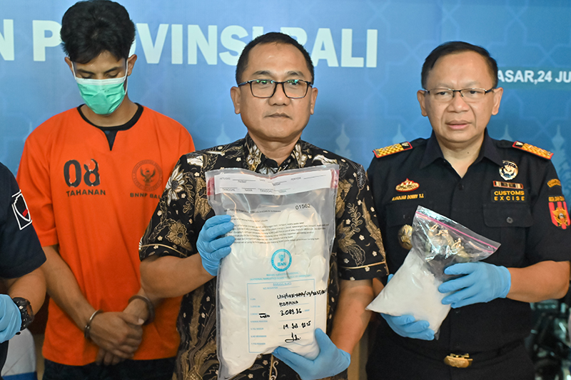 Kepala Badan Narkotika Nasional (BNN) Provinsi Bali Brigjen Pol Rudy Ahmad Sudrajat (tengah) bersama Kepala Kantor Wilayah DJBC Bali, NTB, dan NTT R. Fadjar Donny Tjahjadi (kanan) menunjukkan barang bukti dan tersangka kasus narkotika yang merupakan warga