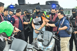 Warga negara Australia yang menjadi tersangka kasus pembunuhan berencana Coskun Mevlut (tengah) menjalani proses rekonstruksi di kawasan Desa Munggu, Badung, Bali, Rabu (30/7/2025).