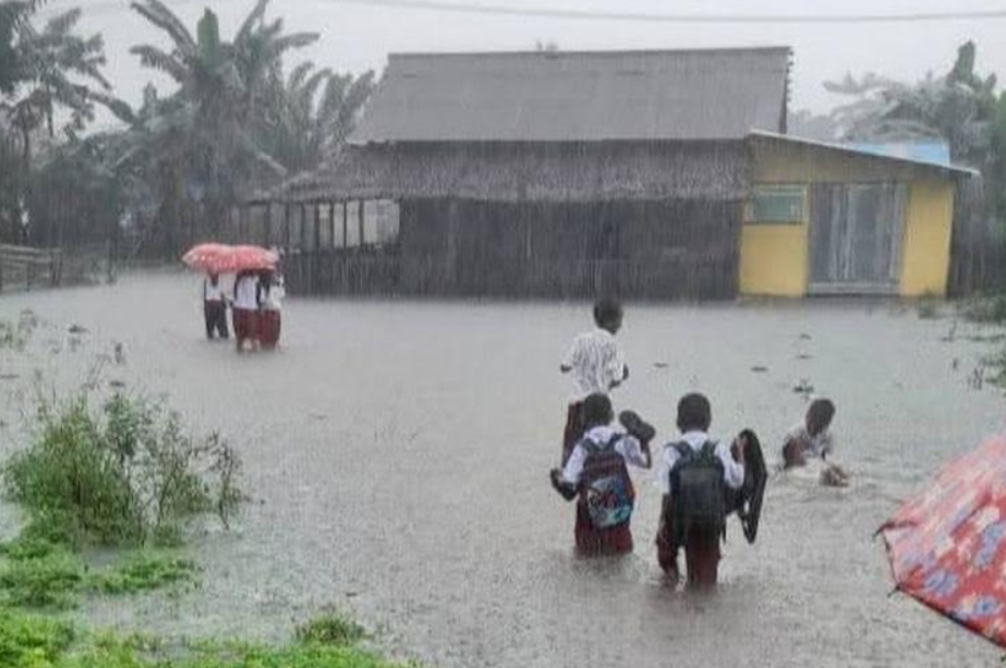 rumah terendam banjir