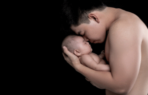Ilustrasi ayah mengasuh bayi