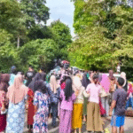 Sebagian Warga Dusun Pelita Jaya, Desa Etti, Kecamatan Seram Barat, Kabupaten SBB palang Jalan.