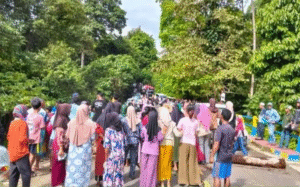 Sebagian Warga Dusun Pelita Jaya, Desa Etti, Kecamatan Seram Barat, Kabupaten SBB palang Jalan.