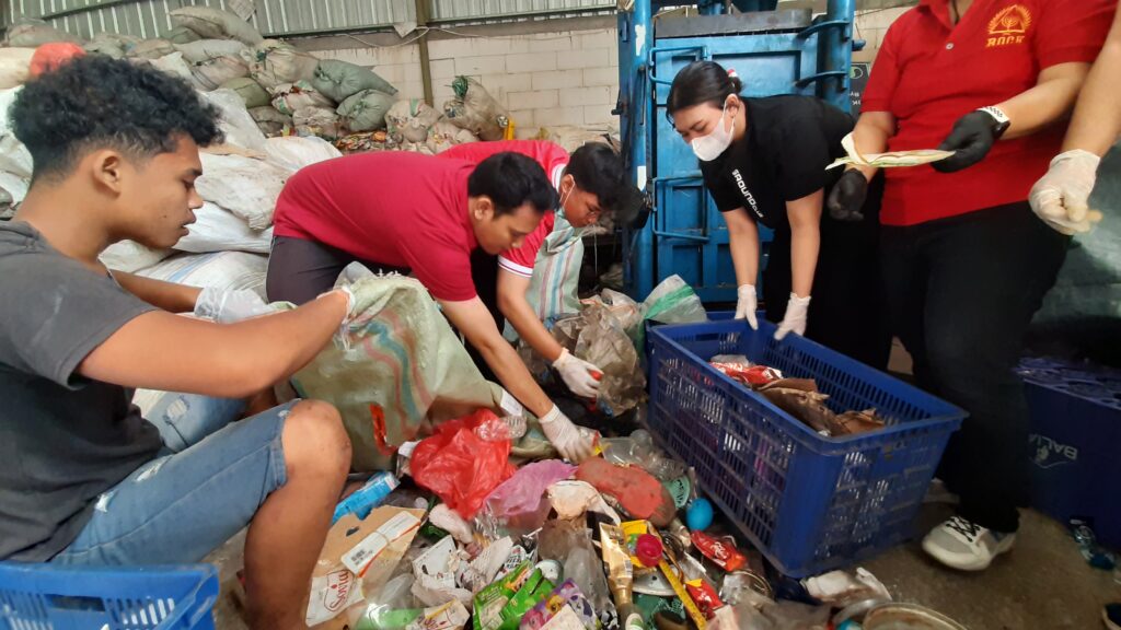 Para peserta memilah sampah anorganik dalam kegiatan lomba yang diadakan oleh Blai Waste Cycle dalam rangka turut memperingati HUT ke-80 Kemerdekaan RI.