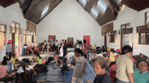 Dinsos Kota Ambon menyalurkan bantuan makanan siap saji kepada 636 orang pengungsi Hunuth.