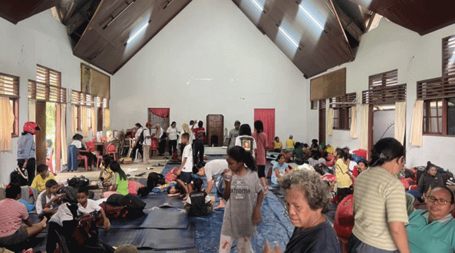 Dinsos Kota Ambon menyalurkan bantuan makanan siap saji kepada 636 orang pengungsi Hunuth.