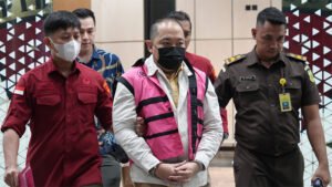 IKL, Presiden Direktur PT Sritex Group Indonesia, digiring petugas Kejaksaan Agung usai ditetapkan sebagai tersangka kasus kredit bermasalah senilai Rp1,08 triliun, Rabu (13/8/2025).