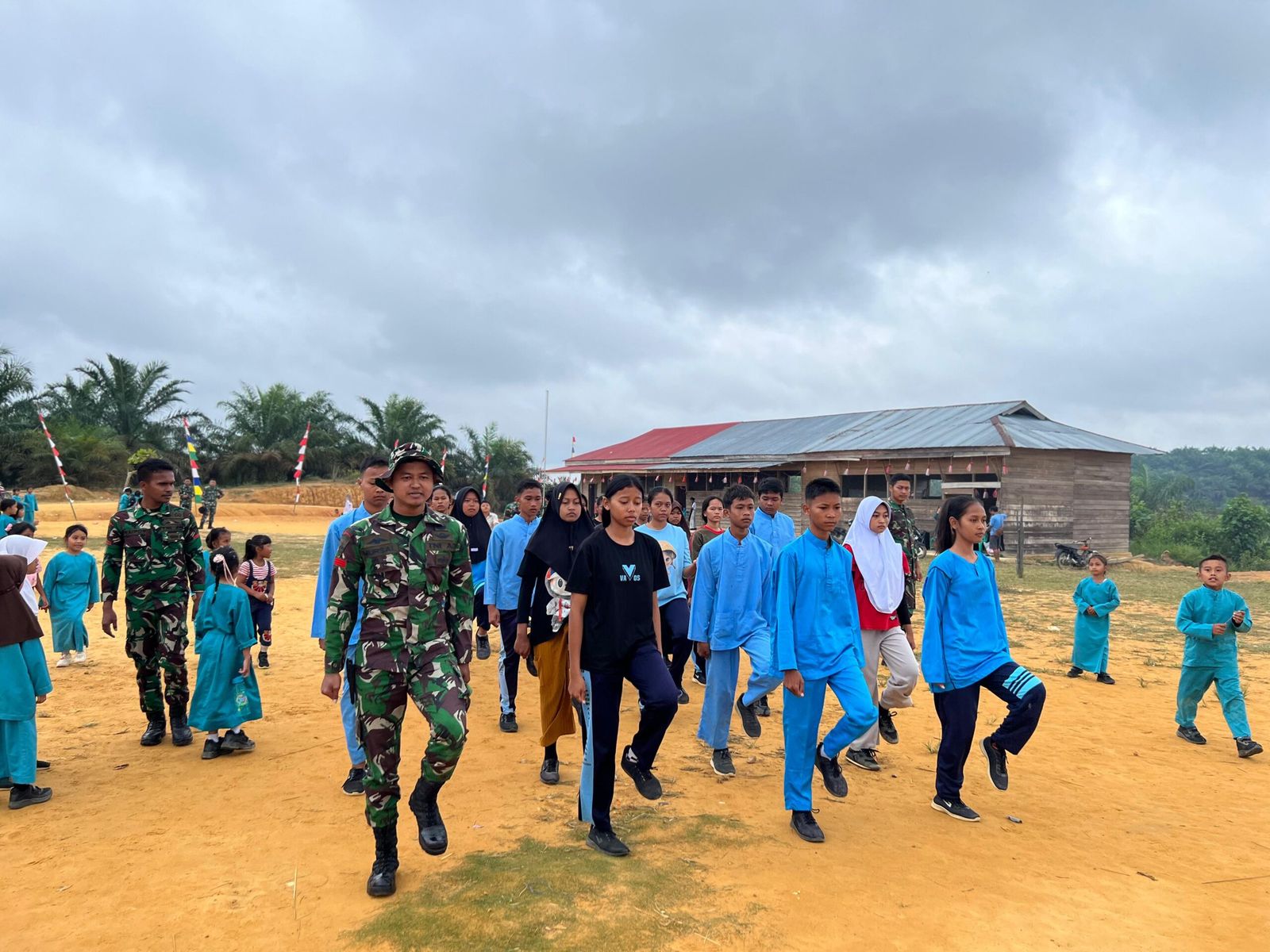 Satgas PKH melatih baris-berbaris para pelajar di kawasan Taman Nasional Tesso Nilo, Kabupaten Pelalawan, Riau, Sabtu (30/8/2025). Kegiatan ini menjadi bagian dari edukasi bela negara sekaligus menanamkan kesadaran menjaga kelestarian hutan.