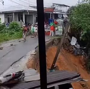 Longsoran susulan kembali terjadi di Batu Koneng, Kecamatan Baguala, Kota Ambon. Karena itu, masyarakat diminta tetap waspada bila melintasi jalan tersebut setelah pembersihan material.