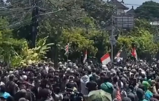 Suasana demo di Polda Bali