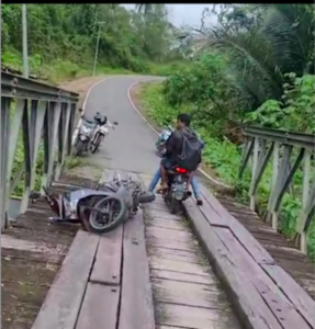 Lokasi kejadian, di Jembatan Jalan Baru Wakal, Negeri Wakal, Kecamatan Leihitu, Kabupaten Maluku Tengah.