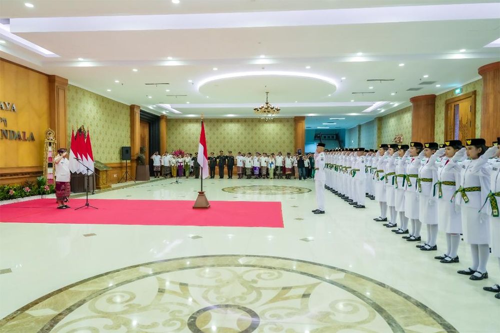 Bupati Wayan Adi Arnawa saat mengukuhkan anggota Paskibraka Kabupaten Badung Tahun 2025 di Lobi Utama Balai Budaya Giri Nata Mandala Puspem Badung, Kamis (14/8).