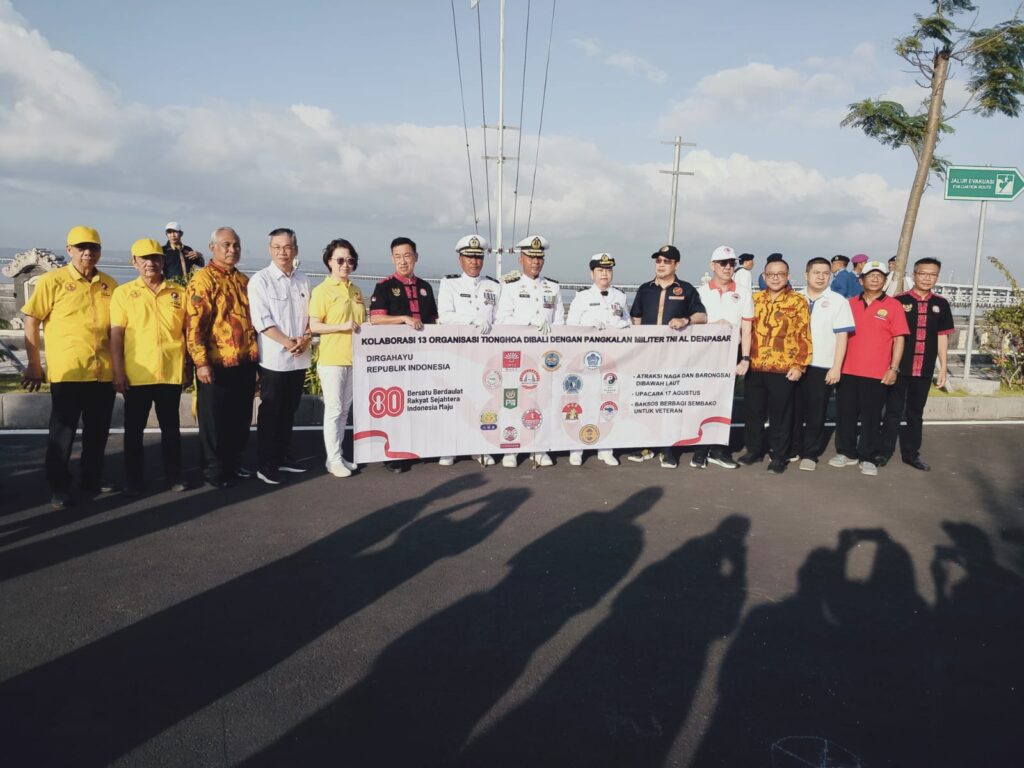 Kolaborasi Lanal Denpasar bersama 13 organisasi sosial Tionghoa Bali dalam upacara HUT ke-80 Kemerdekaan RI di Pelabuhan Benoa. Kegiatan ini dirangkai dengan penyerahan bantuan sosial kepada 189 veteran dan purnawirawan TNI AL.