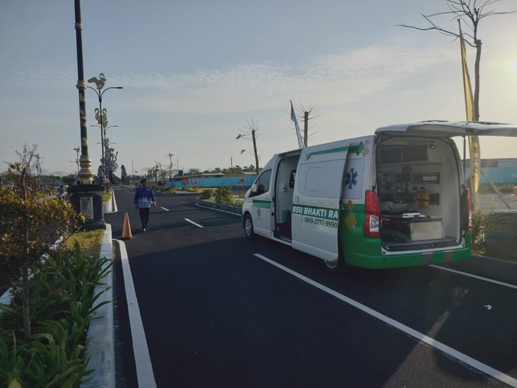 Mobil ambulans RSU Bhakti Rahayu disiagakan di Pelabuhan Benoa untuk memberikan layanan kesehatan pada peserta upacara HUT ke-80 RI.