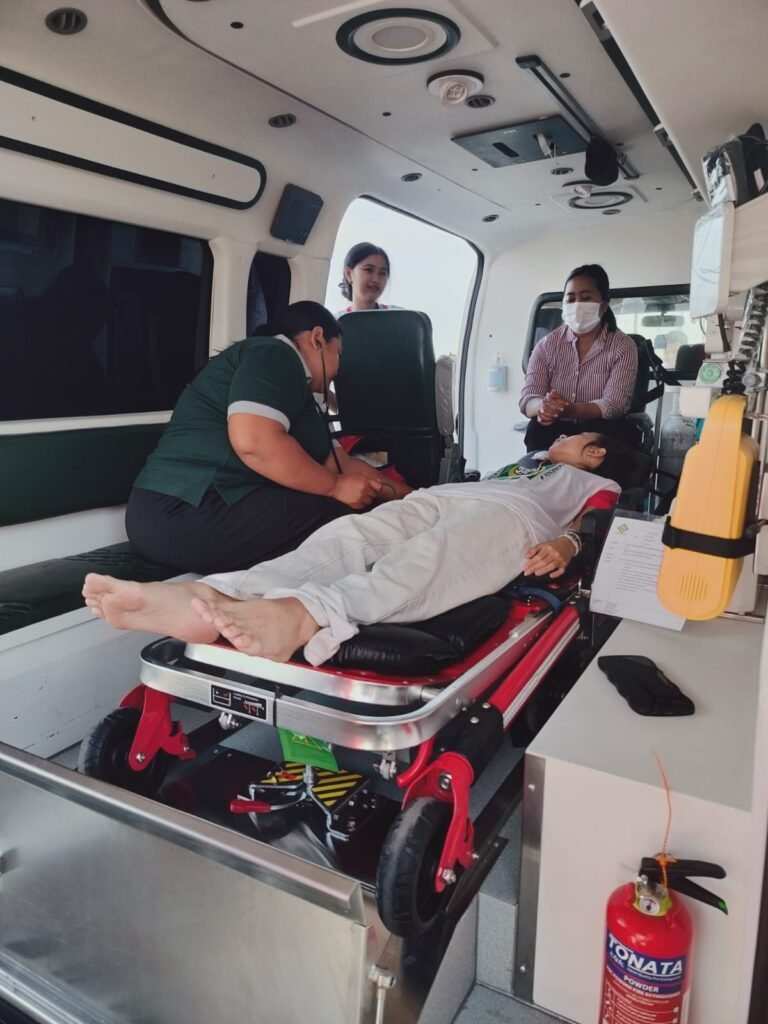 im medis RSU Bhakti Rahayu Denpasar memberikan penanganan cepat kepada salah satu peserta upacara HUT ke-80 Kemerdekaan RI di Pelabuhan Benoa yang mengalami pingsan, sebelum dibawa ke ambulans yang sudah disiagakan.