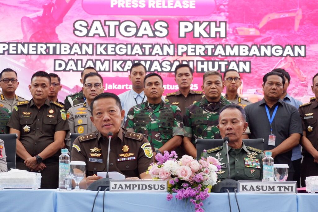 etua Satgas PKH Febrie Adriansyah bersama Kasum TNI Richard Taruli H. Tampubolon dalam konferensi pers penertiban kegiatan pertambangan di kawasan hutan, Gedung Bundar Kejaksaan Agung, Jakarta, 28 Agustus 2025