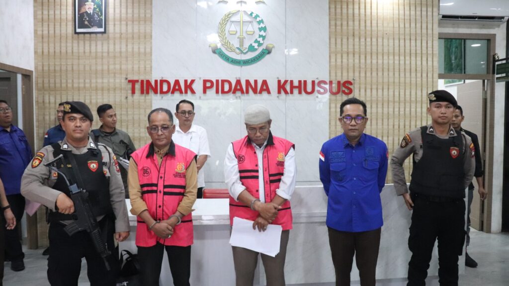 Dua tersangka kasus dugaan korupsi pengaturan barang kena cukai di BP Karimun mengenakan rompi tahanan saat digiring penyidik Kejati Kepri, Kamis (28/8/2025).