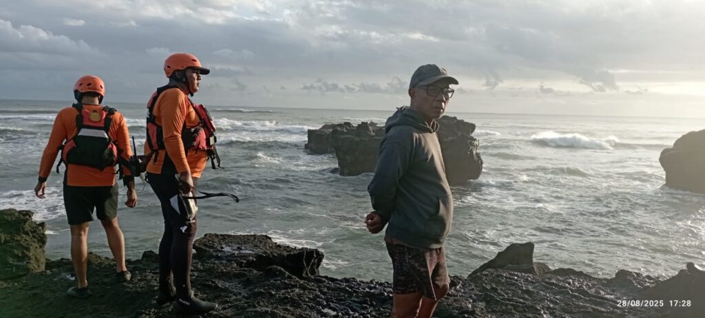 Tim Basarnas melakukan pencarian tiga warga yang hilang terseret arus di Pantai Mengening, Badung, Kamis (28/8/2025).