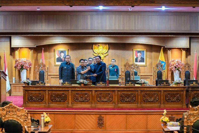 bupati adi arnawa