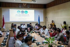 Bupati Badung I Wayan Adi Arnawa bersama Wakil Bupati Bagus Alit Sucipta saat rapat koordinasi dengan jajaran Universitas Udayana di Jimbaran, Kamis (21/8/2025). Kunjungan ini membahas penguatan layanan kesehatan dan pengembangan kawasan RS Unud.