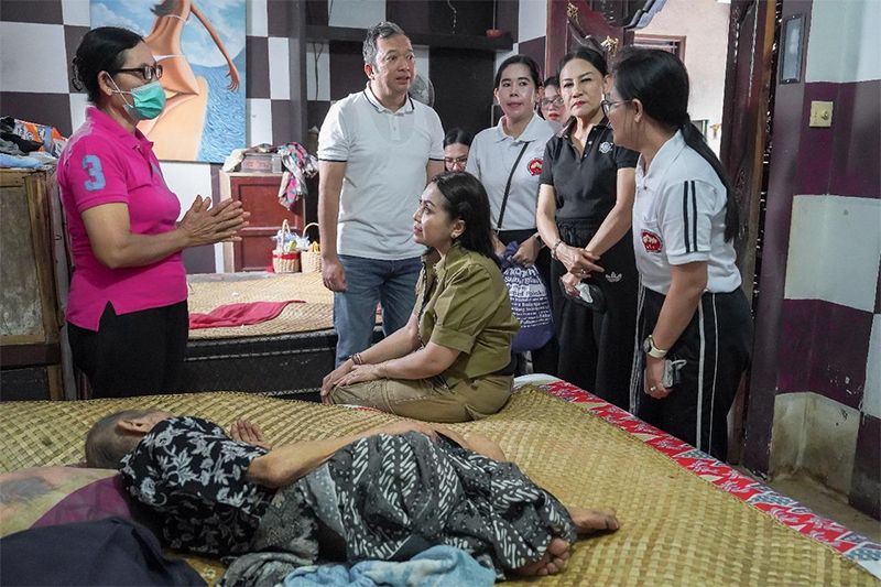 Ketua K3S Kabupaten Badung, Nyonya Rasniathi Adi Arnawa melaksanakan kegiatan Aksi Sosial Badung Peduli di Banjar Gunung Pande, Desa Tumbak Bayuh, Kecamatan Mengwi, Badung, Sabtu (9/8).