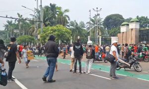 Suasana demonsrrasi di gedung dpr ri