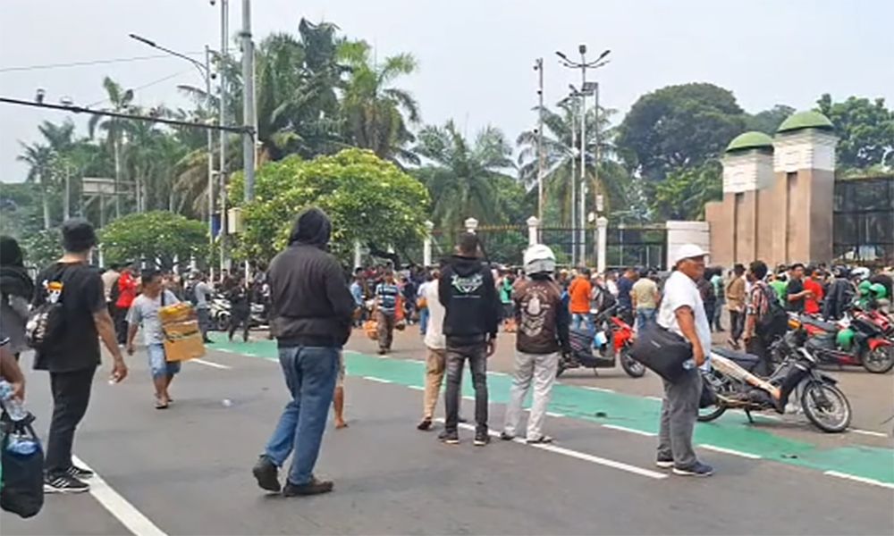 Suasana demonsrrasi di gedung dpr ri
