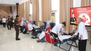 Pegawai Kejaksaan Tinggi Kepulauan Riau dan Kejari Tanjungpinang mengikuti kegiatan donor darah