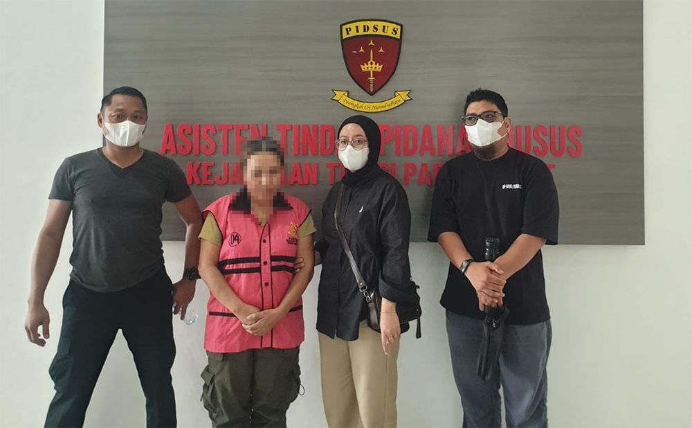 Tim SIRI Kejaksaan Agung berhasil mengamankan buronan kasus korupsi proyek jalan senilai Rp31 miliar berinisial GS di Papua Barat, Selasa (26/8/2025).