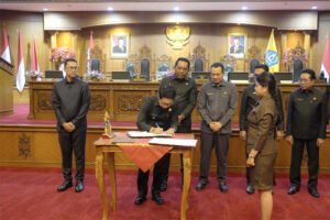 Bupati Wayan Adi Arnawa bersama Ketua DPRD Badung I Gusti Anom Gumanti dan para Pimpinan DPRD saat Rapat Paripurna DPRD Badung di ruang Sidang Utama Gosana, Kantor DPRD Badung, Jumat (15/8).