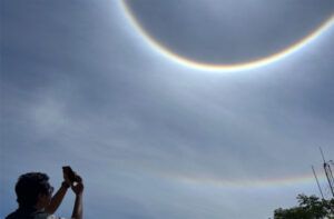 Fenomena halo sedang menghiasi langit Kota Batam, Kepulauan Riau, Senin (25/8/2025).