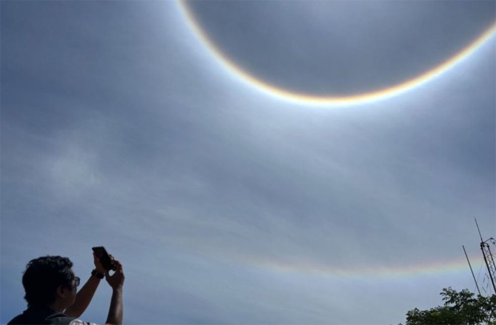 Fenomena halo sedang menghiasi langit Kota Batam, Kepulauan Riau, Senin (25/8/2025).