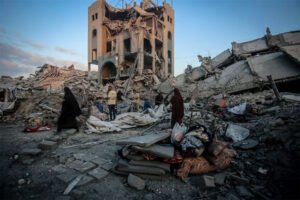 Warga Palestina melintasi area yang hancur akibat serangan Israel di Distrik Sheikh Ridwan, Kota Gaza, pada 6 Agustus 2025.