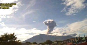Gunung Marapi Semburkan Abu 1.600 Meter, PVMBG Ingatkan Warga Waspada Lahar Dingin.