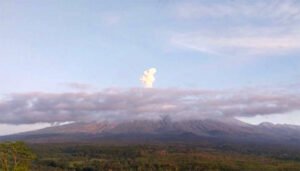 Gunung Semeru mengalami erupsi.