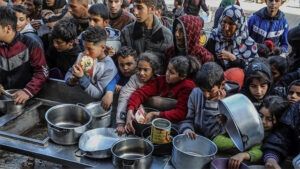 Sejumlah anak dan warga Gaza antre dengan membawa wadah kosong untuk mendapatkan makanan bantuan di tengah krisis kelaparan akibat terbatasnya distribusi bantuan kemanusiaan.