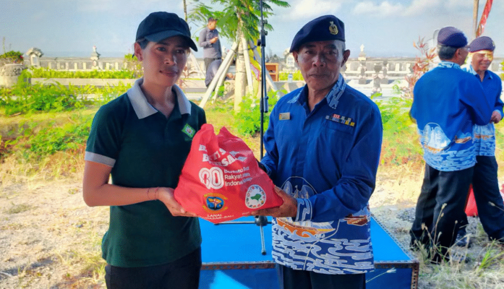 RSU Bhakti Rahayu menyerahkan bingkisan kepada veteran dan purnawirawan TNI AL dalam rangkaian peringatan HUT ke-80 RI.