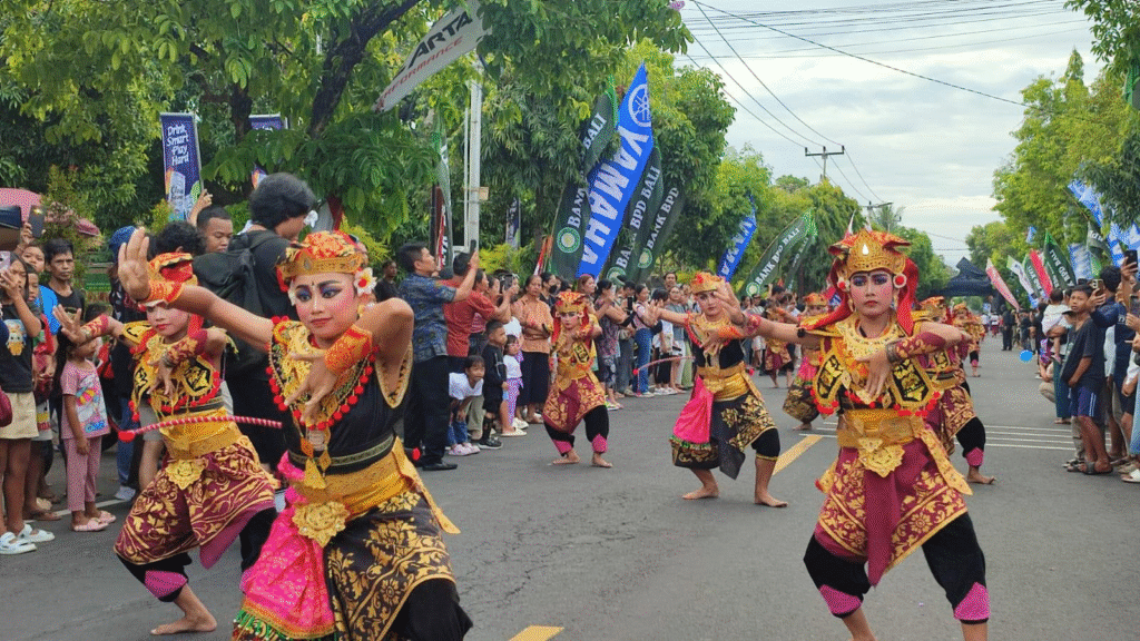Tarian Magerumbungan massal memeriahkan acara Buleleng Festival 2025.Sebanyak 150 penari dari belasan sanggar tampil memeriahkan pembukaan terlibat dalam pertunjukan ini.