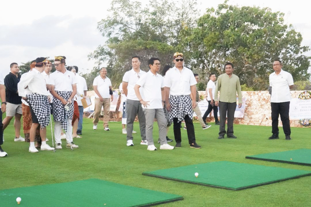 Bupati Wayan Adi Arnawa meresmikan Hole 17 New Kuta Golf di Kuta Selatan, Badung, Jumat (22/8)