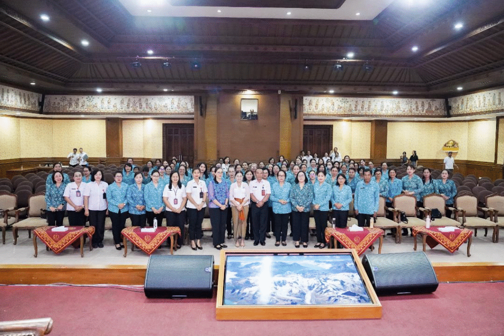 Ketua TP. PKK Kabupaten Badung Nyonya Rasniathi Adi Arnawa membuka secara resmi Sosialisasi PAAREDI di Ruang Kertha Gosana, Puspem Badung, Rabu (27/8).