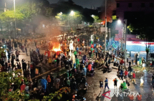 Massa berada di kawasan Mako Brimob Kwitang Jakarta, pada Jumat dini hari (29/8/2025).