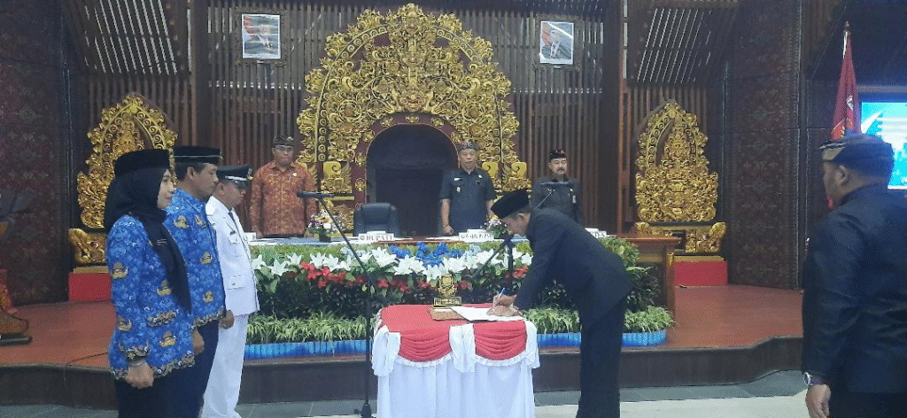 Pelantikan pejabat eselon 3 dan 4 Pemkab Karangasem di aula dengan nuansa ornamen Bali, Kamis 28 Agustus 2025.